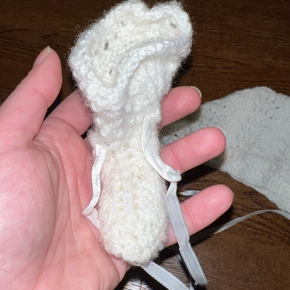 Vintage White Crochet Knit Baby Bonnet and Booties Set - Picture 6 of 9